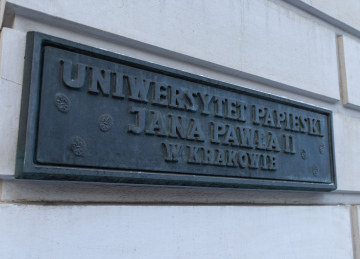 Die Päpstliche Universität Johannes Paul II. in Krakau Gedenktafel Johannes Paul II. in Krakau am Eingang