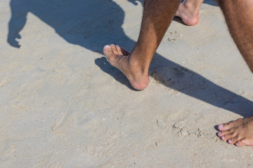 Barfuß am Strand. Gehen Sie auf dem Sand.
