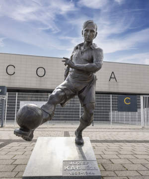 Józef Kałuża ein Denkmal auf dem Platz vor dem Stadion