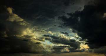 Himmel mit dunklen Wolken kostenloses Bild