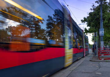 Rote Straßenbahn in der Stadt