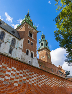 Die Mauer um das Königsschloss Wawel in Krakau und die historischen Türme der Kathedrale.