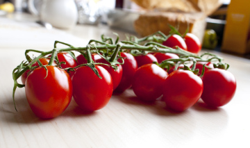 Kleine Tomaten auf dem Küchentisch