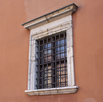 Ein antikes Fenster mit einem Eisengitter