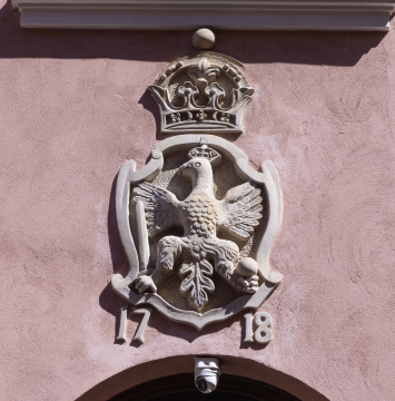 Architektonisches Detail, Adler, Emblem an der Fassade des Gebäudes