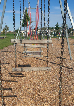 Kettenschaukeln auf dem Spielplatz