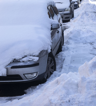 Schnee auf geparkten Autos