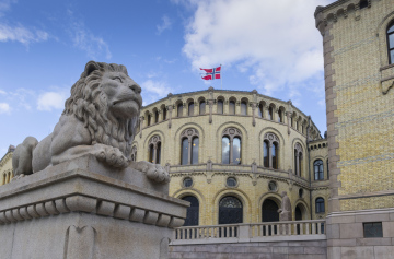 Ein Löwe vor dem Parlamentsgebäude in Oslo, Norwegen