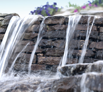 Kleiner Wasserfall im Garten