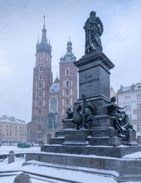 Winter in Krakau. Denkmal für Mickiewicz.