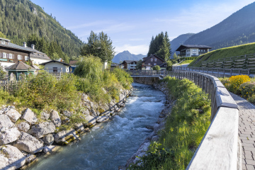 Gebirgsbach im Dorf Flachau