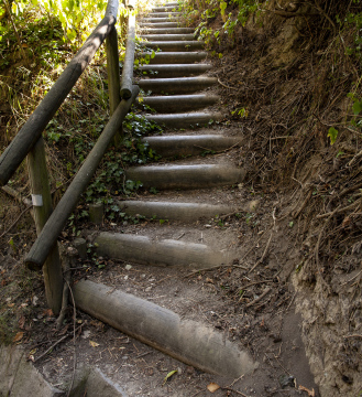 Irdene Treppe mit Balken