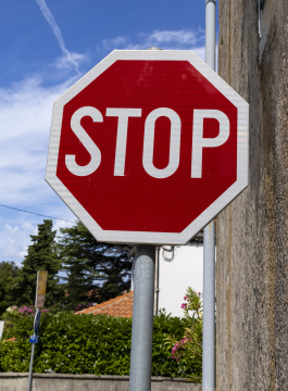 Stopp-Straßenschild