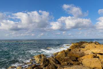 Meer und Wellen auf den Felsen stockfoto