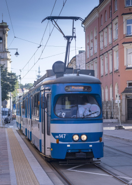Blaue Straßenbahn an einer Haltestelle in Krakau