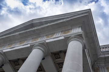 Historisches Gebäude mit Säulen