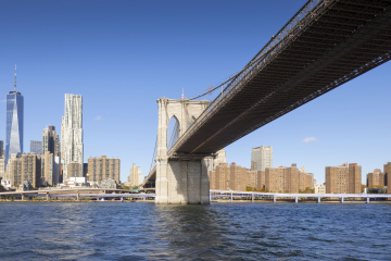 Blick auf die Brooklyn Bridge und die Wolkenkratzer in Manhattan