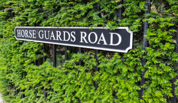 Horse Guards Road-Inschrift