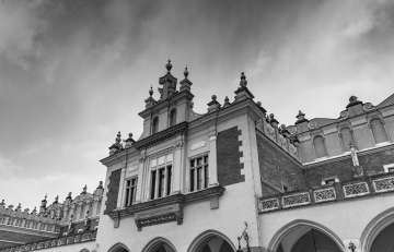 Tuchhallen in Krakau, Schwarz-Weiß-Foto.