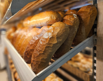 Brote auf einem Ladenregal