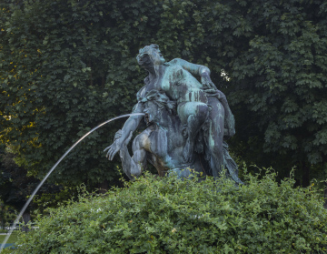 Skulptur des Brunnens im Park