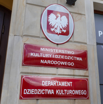 Schild des Ministeriums für Kultur und nationales Erbe in Warschau mit der Aufschrift vor dem Eingang