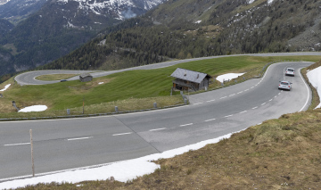 Kurvenreiche Straße in den Alpen