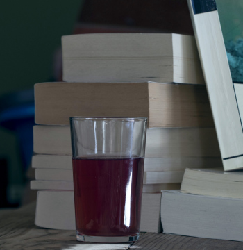 Bücher und ein Glas Fruchtsaft