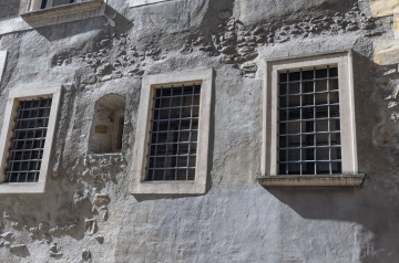 Historische Fenster mit Gittern. Höhe bauen