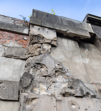 Historische Mauer mit Spuren von Schäden