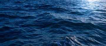 Meeresoberfläche, Wasser mit Wellen.