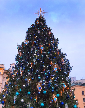 Weihnachtsbaum in der Stadt