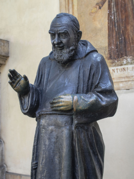Die Figur des hl. Ojca Pio Kraków, ul. Loreto