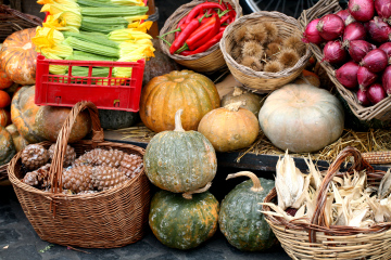 Verschiedene Gemüsesorten auf einem Marktstand