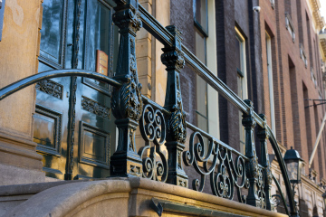 Stahlbalustrade vor der Fassade eines historischen Gebäudes, Stockfoto