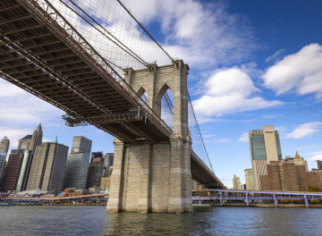 Blick auf die Brooklyn Bridge in New York und Manhattan