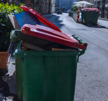 Müllcontainer aus Plastik auf der Straße