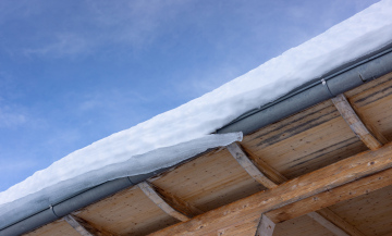 Schnee auf dem Dach. Stahlrinne