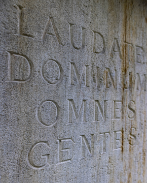 In Stein gemeißelte lateinische Inschrift