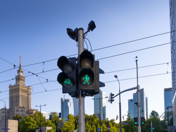Straßen von Warschau. Grünes Licht an einem Fußgängerüberweg.