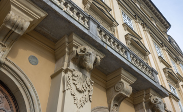 Pałac pod Baranami in Krakau, Fassade eines Mietshauses mit architektonischen Details