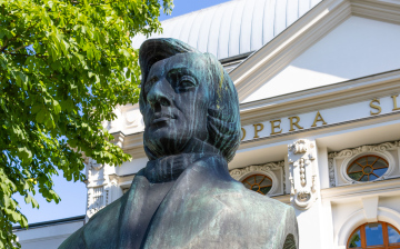 Fryderyk-Chopin-Statue vor dem Schlesischen Opernhaus in Bytom