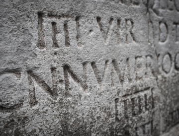 In eine Steinplatte geschnitzte Buchstaben
