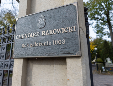 Rakowicki-Friedhof eine Gedenktafel am Eingangstor