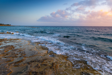 Die wellige Meeresoberfläche bei Sonnenuntergang.