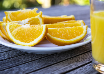 Orangen- und Saftstücke in einem Glas