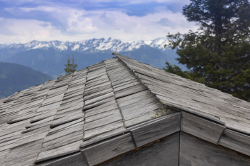 Holzdach der Berghütte und Bergblick