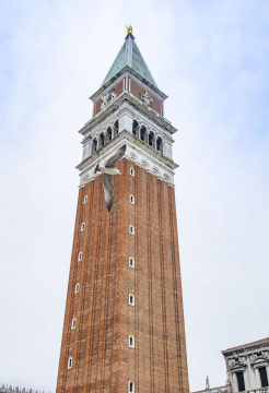 Turm auf dem Markusplatz in Venedig