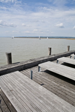 Pier mit Brettern über dem See