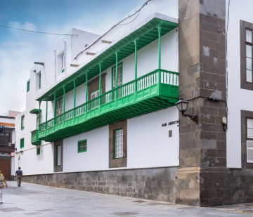 Historisches Gebäude mit grünem Balkon, Kanarische Inseln